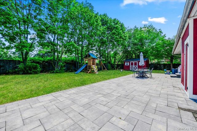 22 Manitton Court, Islip, NY 11751