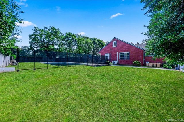 22 Manitton Court, Islip, NY 11751