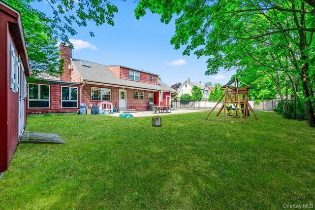 22 Manitton Court, Islip, NY 11751