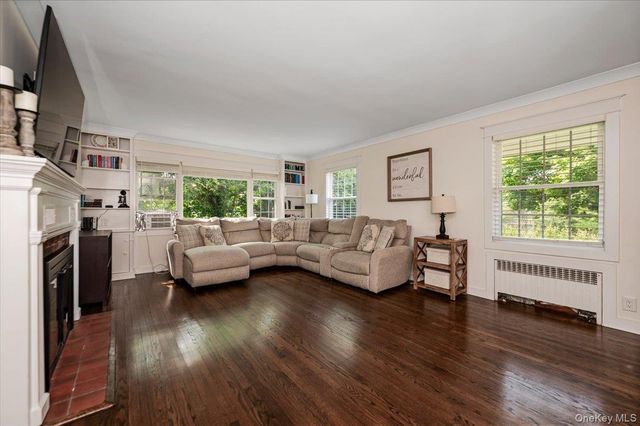 22 Manitton Court, Islip, NY 11751