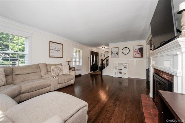 22 Manitton Court, Islip, NY 11751