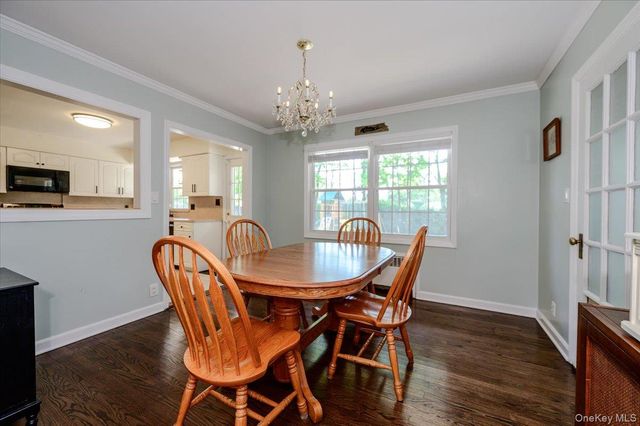 22 Manitton Court, Islip, NY 11751
