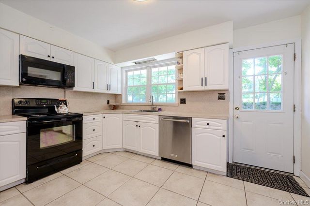 22 Manitton Court, Islip, NY 11751