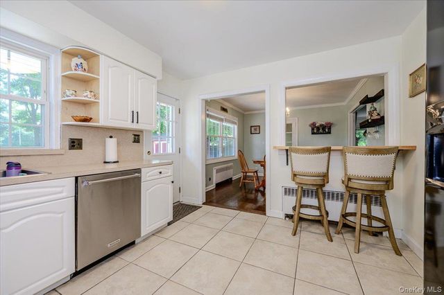 22 Manitton Court, Islip, NY 11751