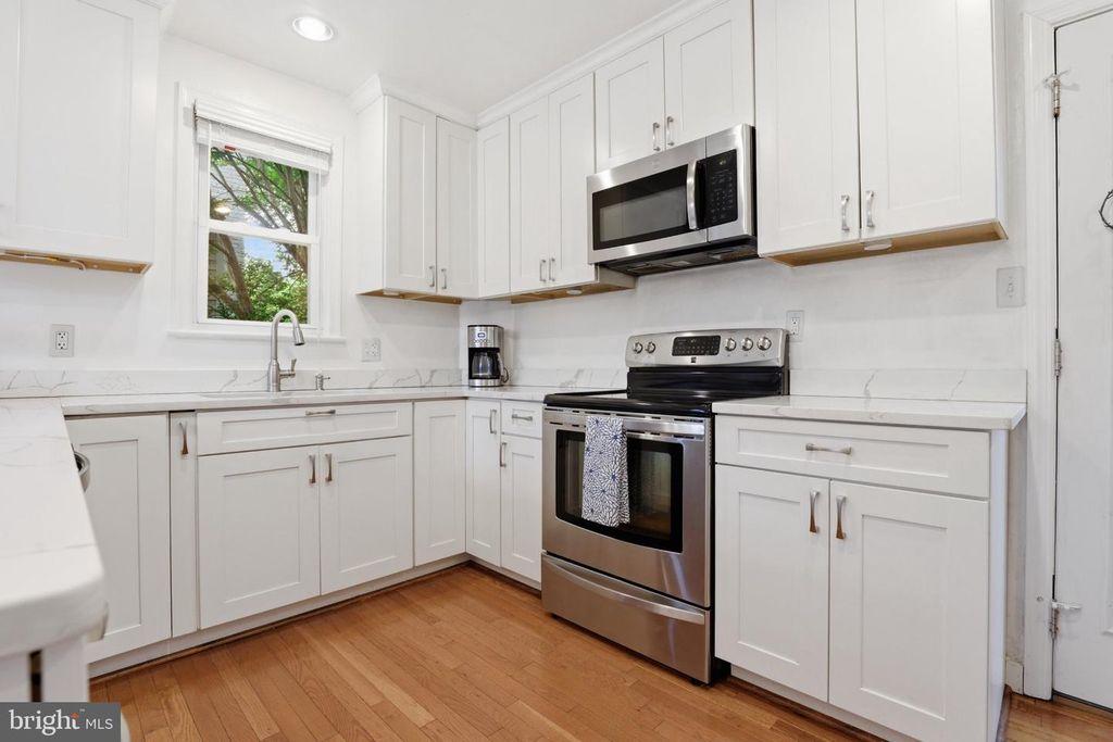 Image 4 of property listing at 10032 DALLAS AVE, Silver Spring, MD 20901