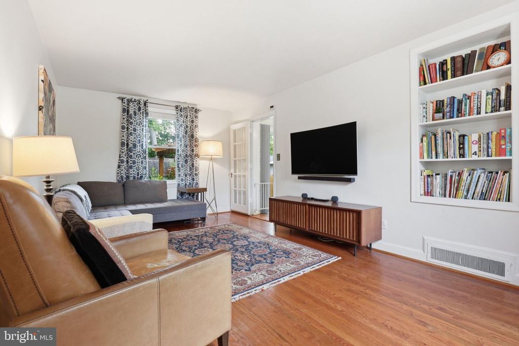Image 10 of property listing at 10032 DALLAS AVE, Silver Spring, MD 20901
