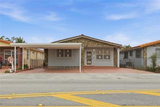 836 W 37th St, Hialeah, FL 33012