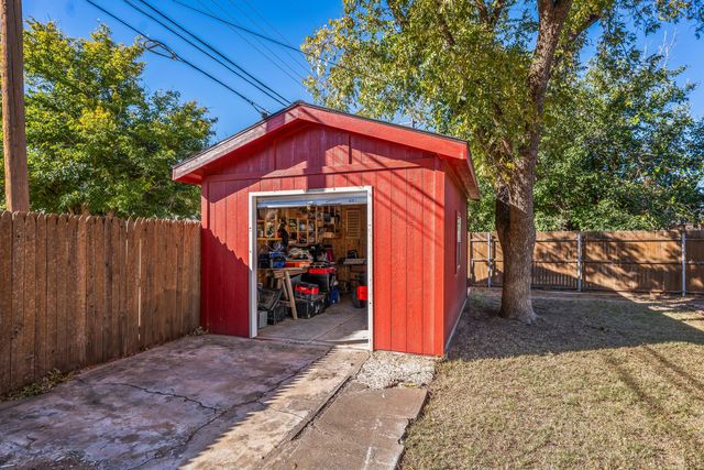 408 Hickory Street, Levelland, TX 79336