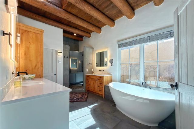 46 Via Plaza Nueva, Santa Fe, NM 87507