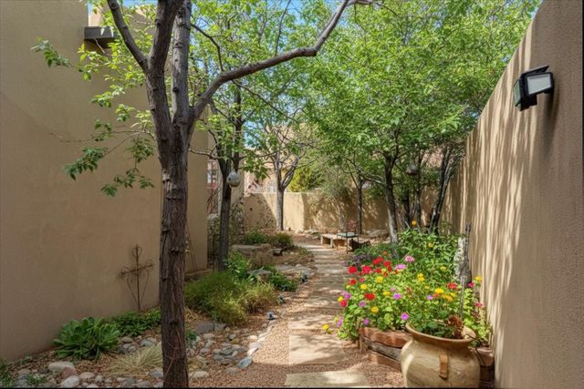 46 Via Plaza Nueva, Santa Fe, NM 87507