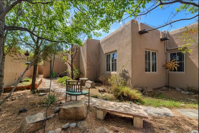 46 Via Plaza Nueva, Santa Fe, NM 87507