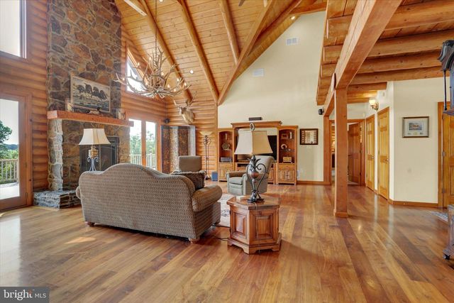 2002 TANEYTOWN RD, Gettysburg, PA 17325