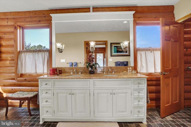 2002 TANEYTOWN RD, Gettysburg, PA 17325