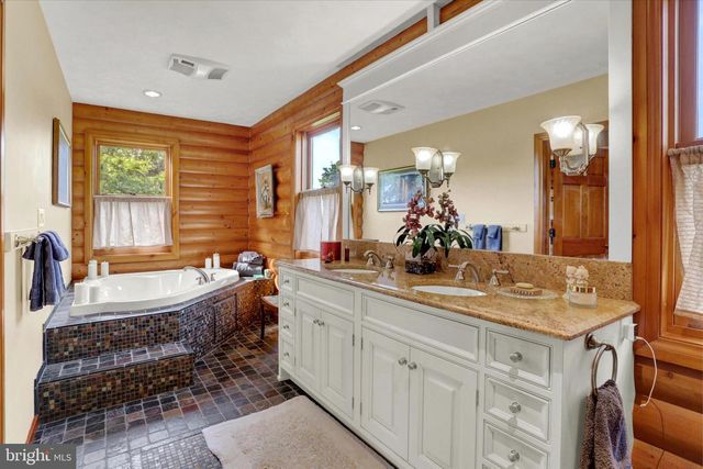 2002 TANEYTOWN RD, Gettysburg, PA 17325