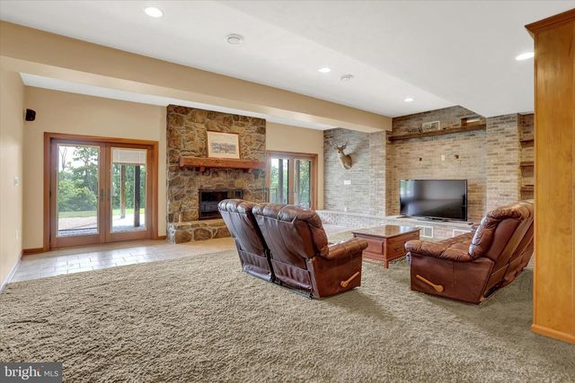 2002 TANEYTOWN RD, Gettysburg, PA 17325