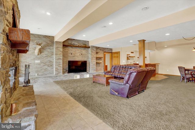 2002 TANEYTOWN RD, Gettysburg, PA 17325