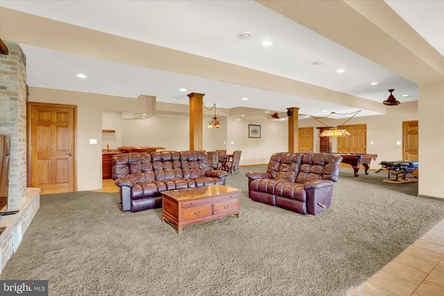 2002 TANEYTOWN RD, Gettysburg, PA 17325