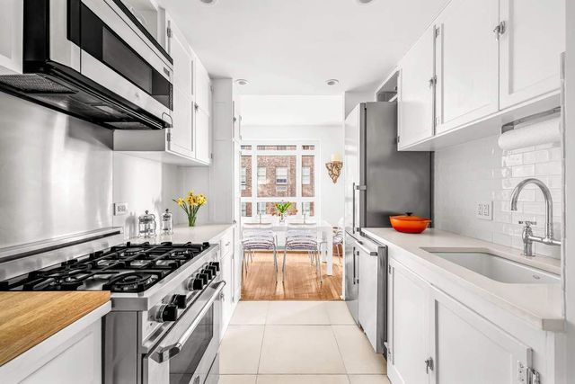 2 Beekman Pl Apt 9B, New York City, NY 10022