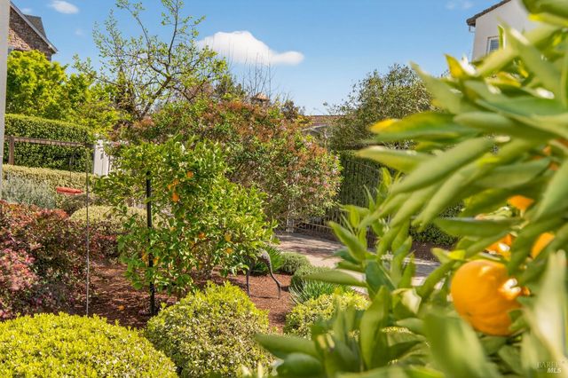 1193 Pearce Dr E, Sonoma, CA 95476