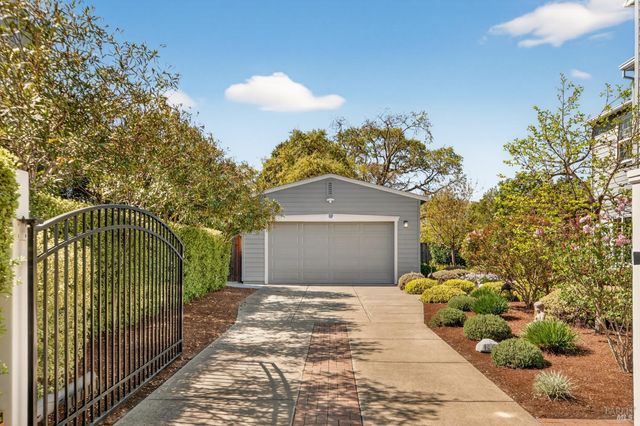 1193 Pearce Dr E, Sonoma, CA 95476