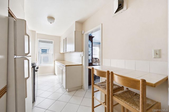 21-08 Ditmars Boulevard, Astoria, NY 11105