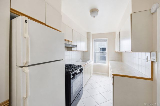 21-08 Ditmars Boulevard, Astoria, NY 11105