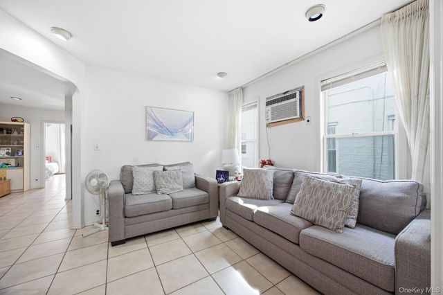 21-08 Ditmars Boulevard, Astoria, NY 11105