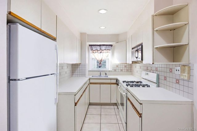 21-08 Ditmars Boulevard, Astoria, NY 11105