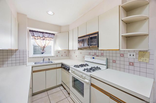 21-08 Ditmars Boulevard, Astoria, NY 11105