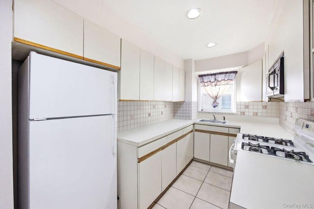 21-08 Ditmars Boulevard, Astoria, NY 11105