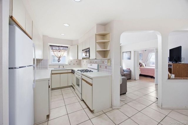 21-08 Ditmars Boulevard, Astoria, NY 11105