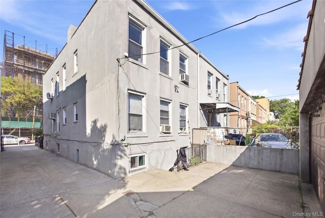21-08 Ditmars Boulevard, Astoria, NY 11105