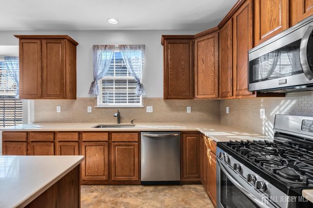 18 Hartack Road, Manalapan, NJ 07726