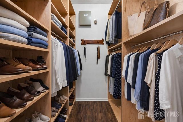 18 Hartack Road, Manalapan, NJ 07726