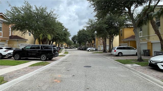 1015 Pipers Cay Dr, West Palm Beach, FL 33415