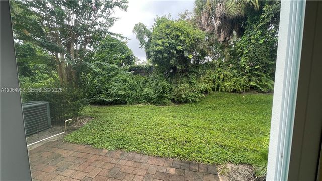 1015 Pipers Cay Dr, West Palm Beach, FL 33415
