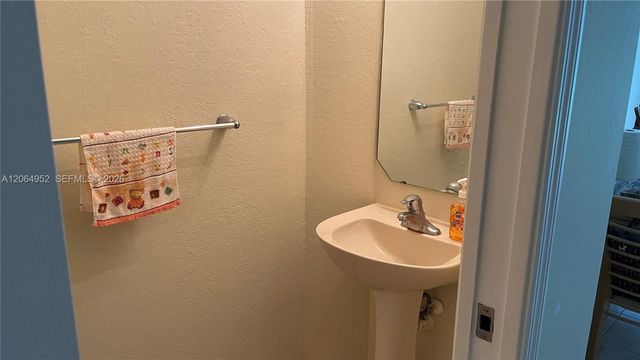 1015 Pipers Cay Dr, West Palm Beach, FL 33415