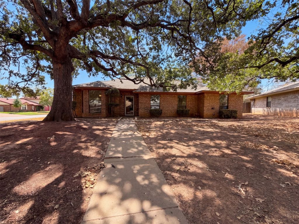 5126 Eagle Nest Drive, Arlington, TX 76017 — exterior