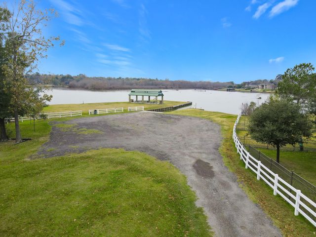 11617 Grand View Drive, Montgomery, TX 77356