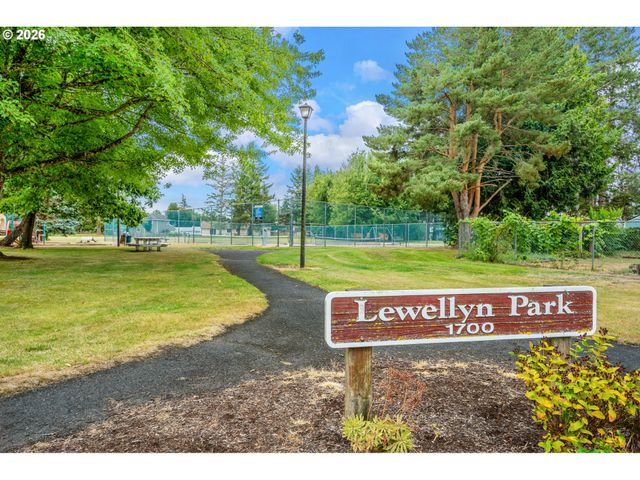 1719 Se LEWELLYN Ave, Troutdale, OR 97060