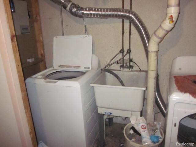 7471 N Kingston Court, Westland, MI 48185