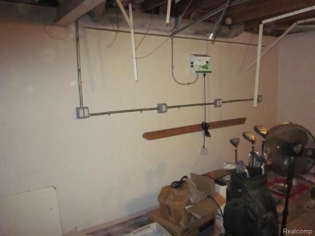 7471 N Kingston Court, Westland, MI 48185