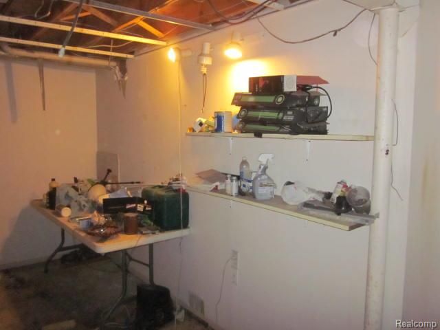 7471 N Kingston Court, Westland, MI 48185