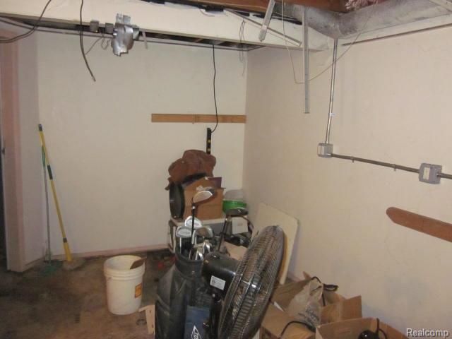 7471 N Kingston Court, Westland, MI 48185