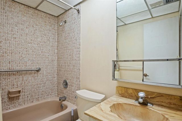 709 Curtiss Pkwy 23, Miami Springs, FL 33166