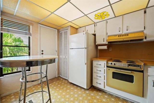 709 Curtiss Pkwy 23, Miami Springs, FL 33166