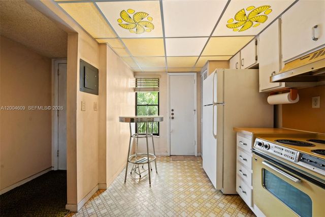 709 Curtiss Pkwy 23, Miami Springs, FL 33166