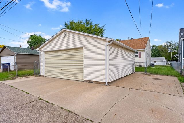 120 N Elmwood Avenue, Davenport, IA 52802