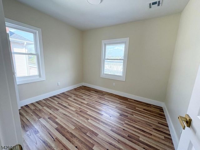 87 Pine Grove Ter, Newark City, NJ 07106