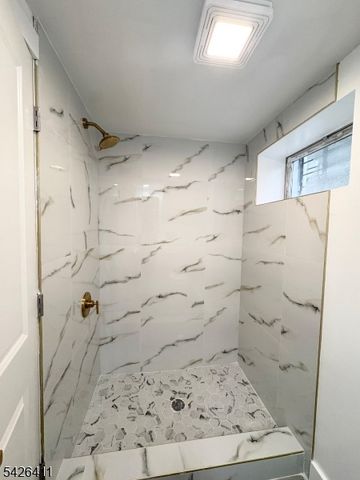 87 Pine Grove Ter, Newark City, NJ 07106